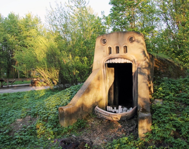 《新闻夜航晨光版》 俄罗斯：艺术家在废弃建筑物上绘画 